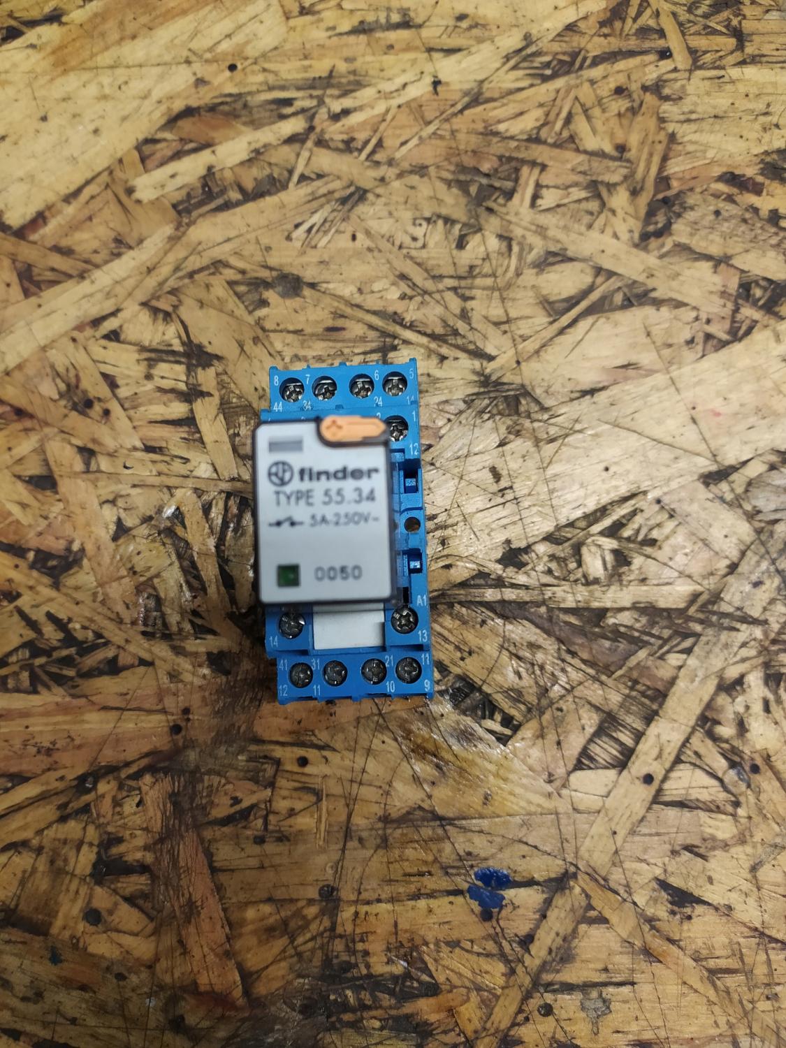 Przekaźnik pomocniczy wtykowy miniaturowy 6A, 230VAC,LED, 4 styki przełączn