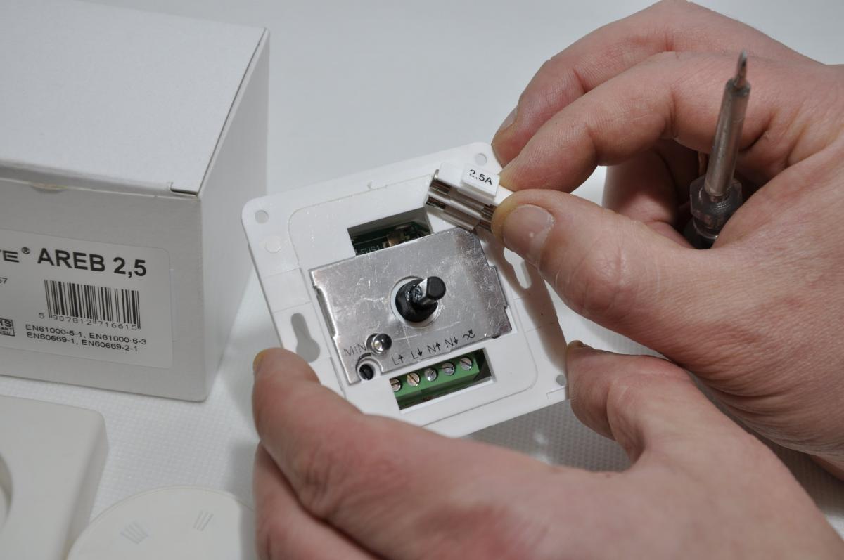BREVE Regulator elektroniczny AREB 2,5A obrotów wentylatora