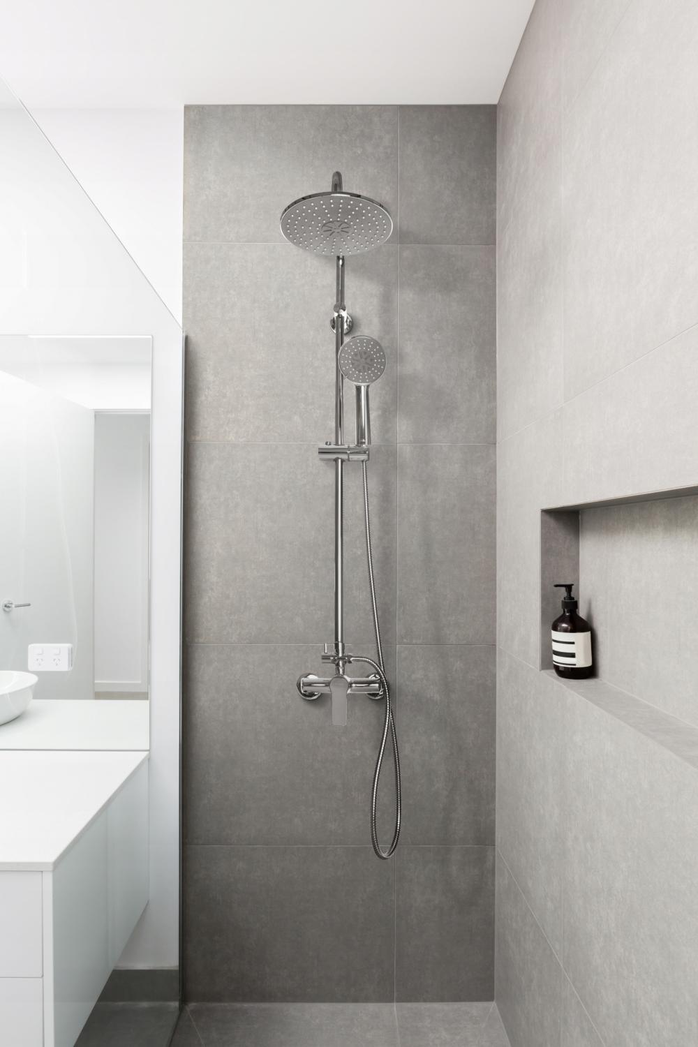 INVENA DESZCZOWNIA Z BATERIĄ NATRYSKOWĄ MALTA CHROM