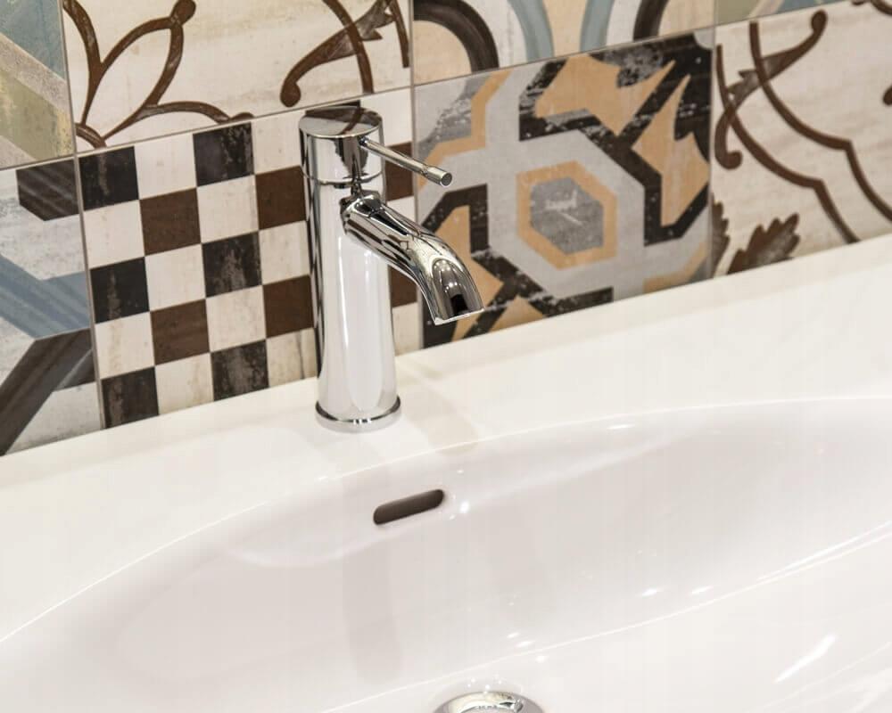 Bateria umywalkowa stojąca GROHE Essence 1-otw. chrom z obrotową wylewką