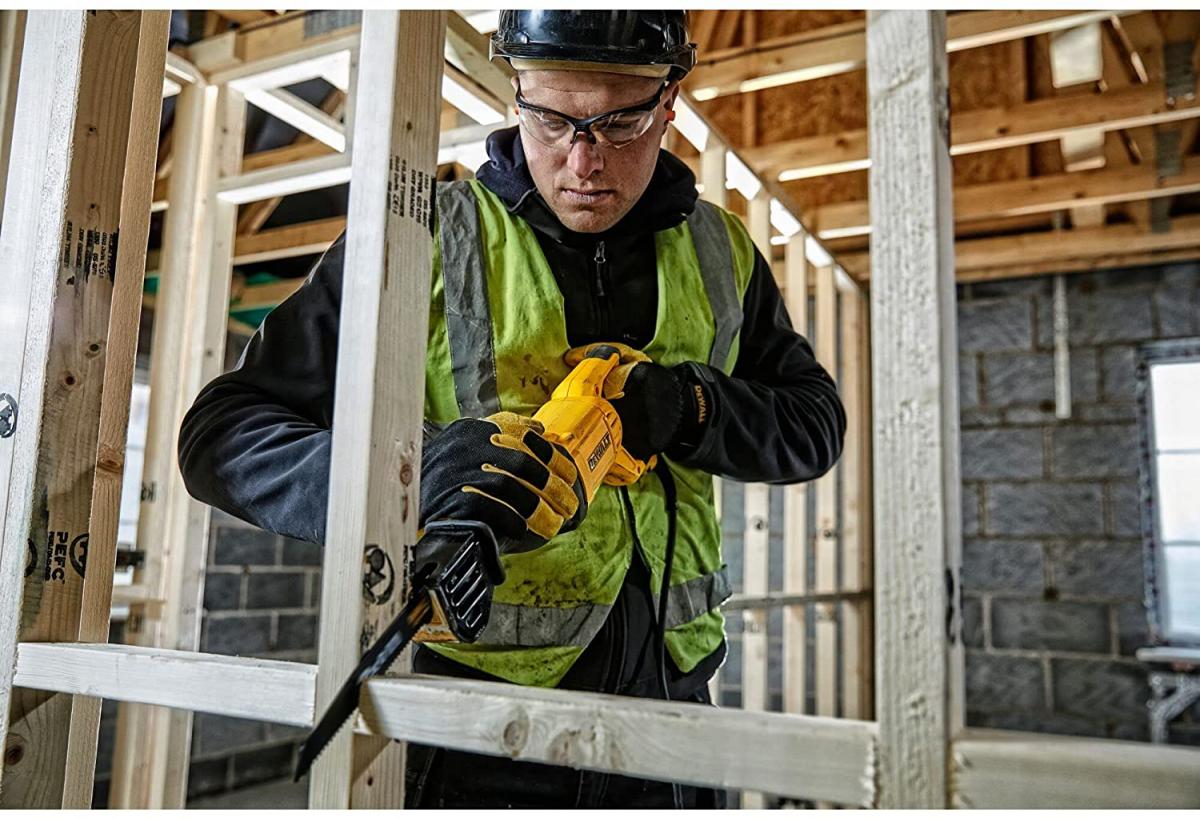 DEWALT Pilarka szablowa 1100W, kufer 48h