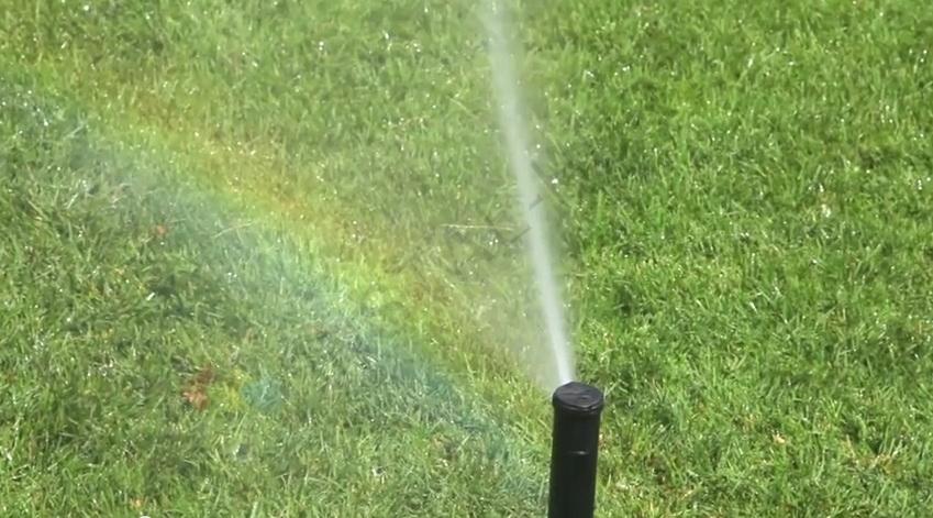 RAINBIRD Zraszacz rot średniego zasięg wynurzalny z zainstalowaną dyszą 2.0