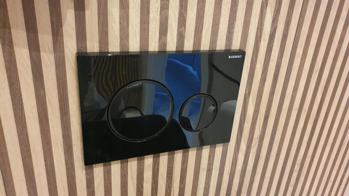 Przycisk uruchamiający GEBERIT Sigma20 okrągły przedni czarny/czarny mat/cz