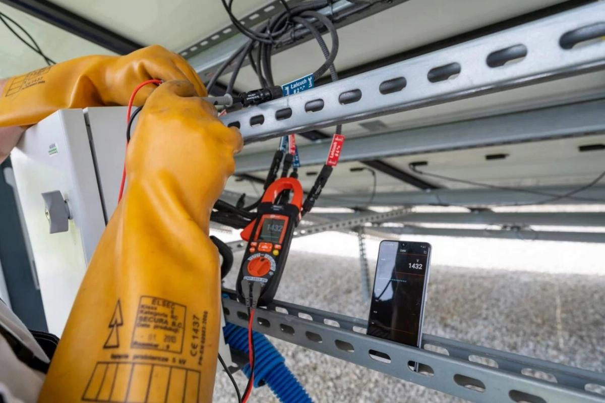 Cyfrowy miernik cęgowy do instalacji PV CMP-1015-PV. Produkt w komplecie z