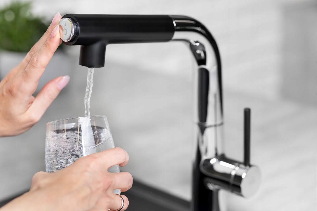 Bateria zlewozmywakowa stojąca ARMATURA KRAKÓW NEDA 1-otw. mosiężna chrom